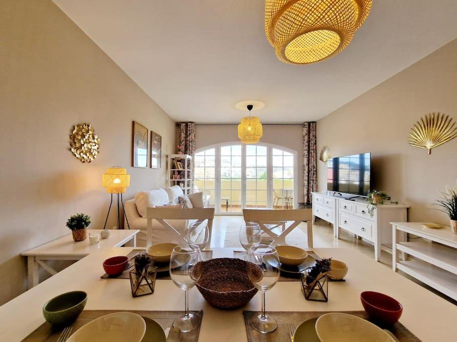 Royal Golf View: 2br, Pools & Ac Appartement Sitio de Calahonda