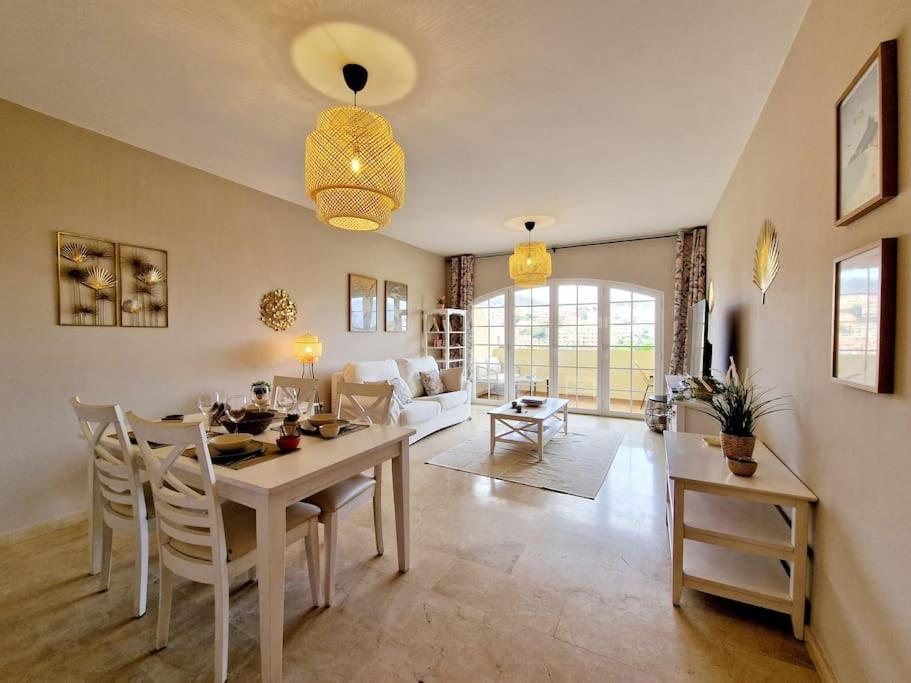 Royal Golf View: 2br, Pools & Ac Appartement Sitio de Calahonda