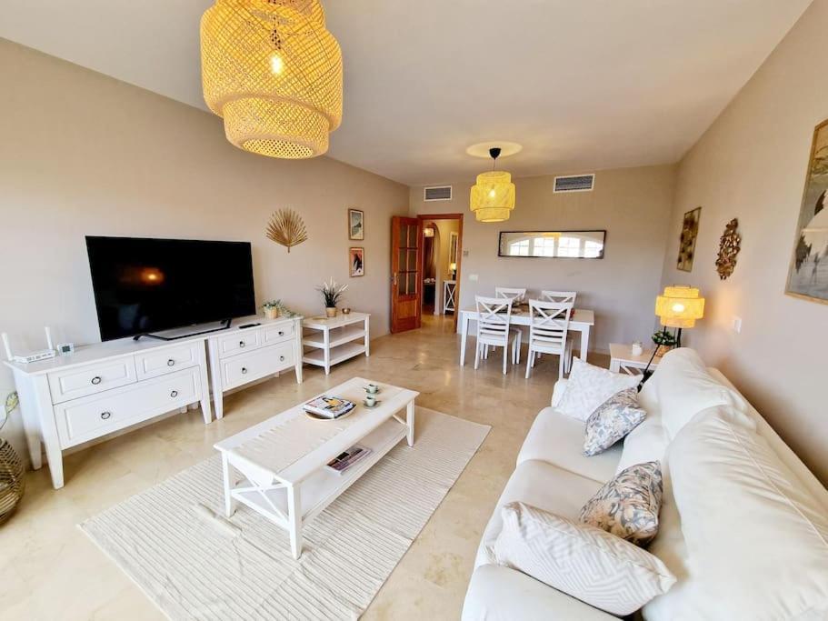 Royal Golf View: 2br, Pools & Ac *