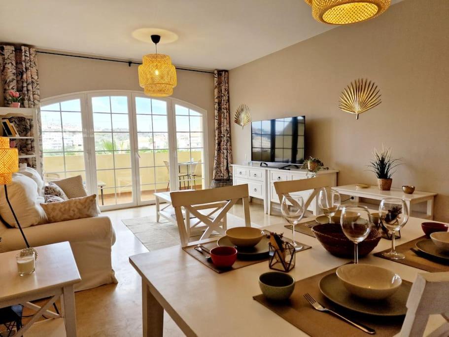 Royal Golf View: 2br, Pools & Ac Appartement Sitio de Calahonda