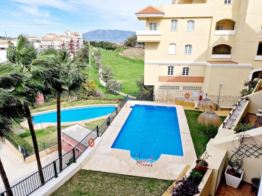 Royal Golf View: 2br, Pools & Ac Appartement