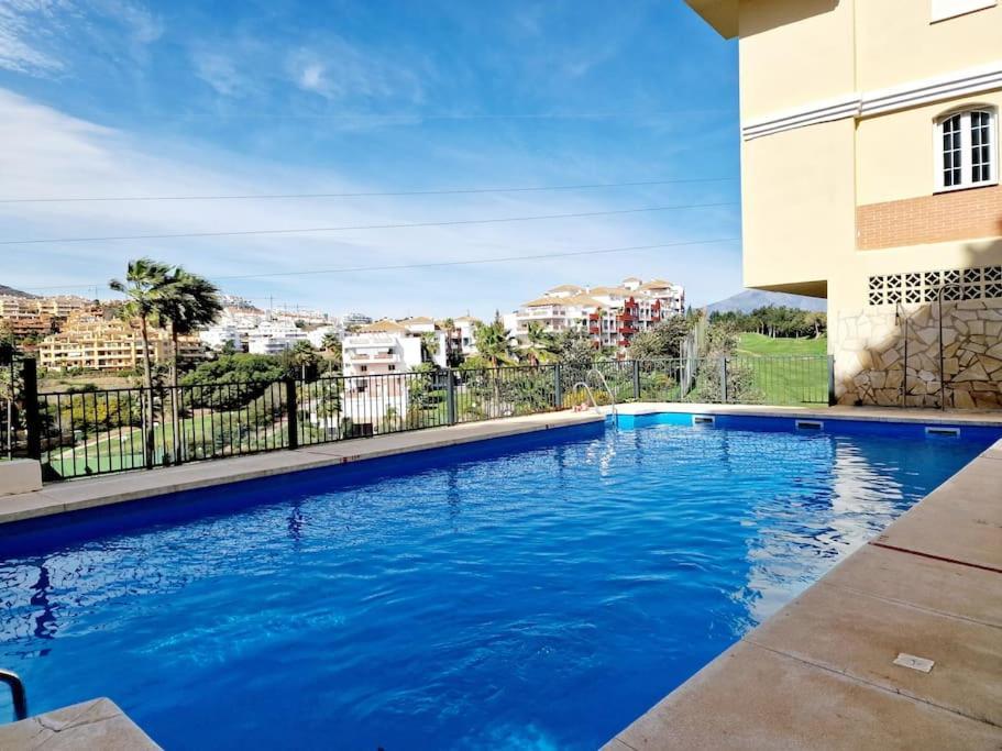 Royal Golf View: 2br, Pools & Ac Appartement Sitio de Calahonda